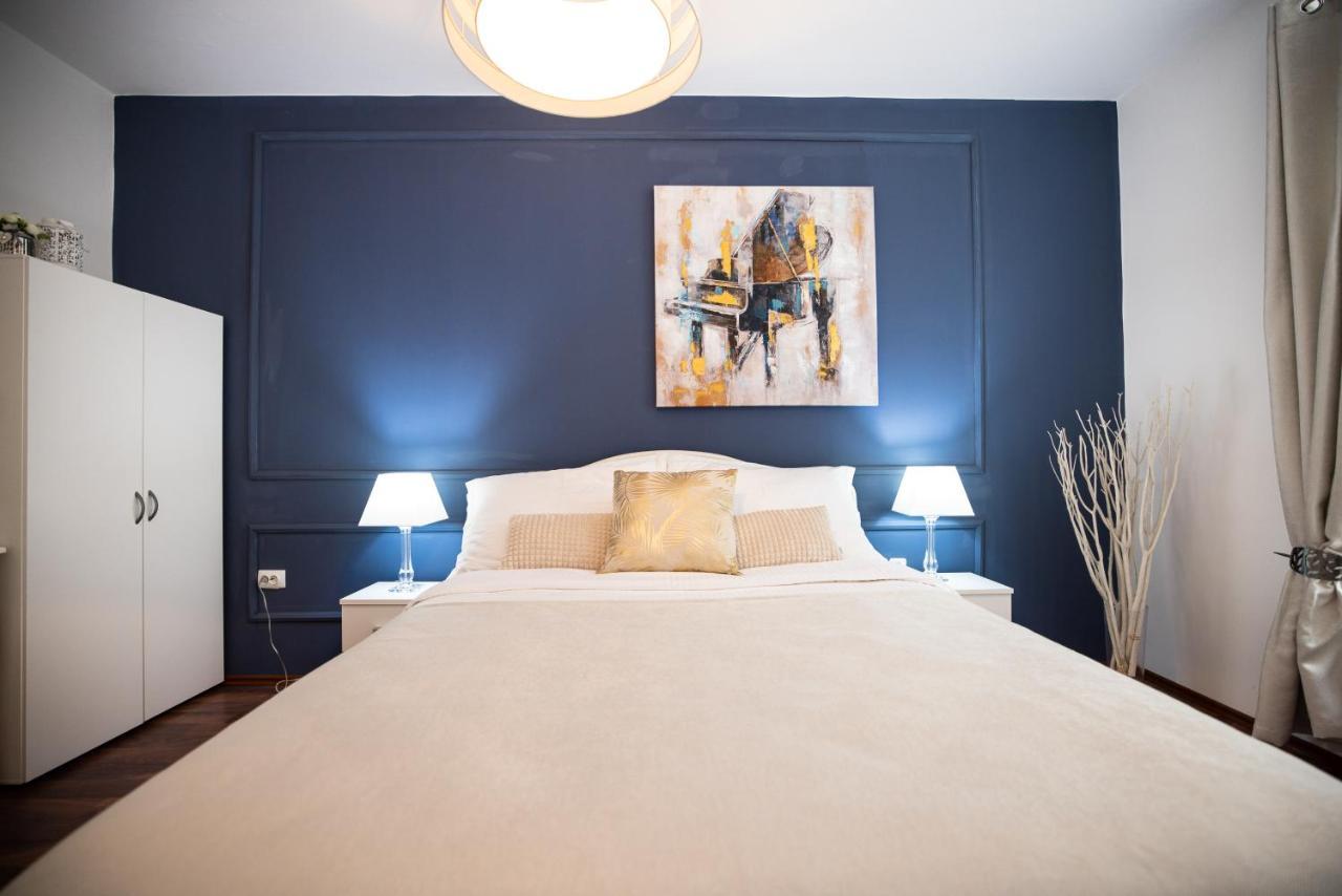 For Two- Strict Center Of Old Town Apartment